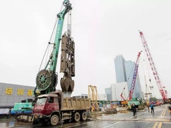 盖州市吊车租赁电话_吊车驾驶室发起机毛病解决
